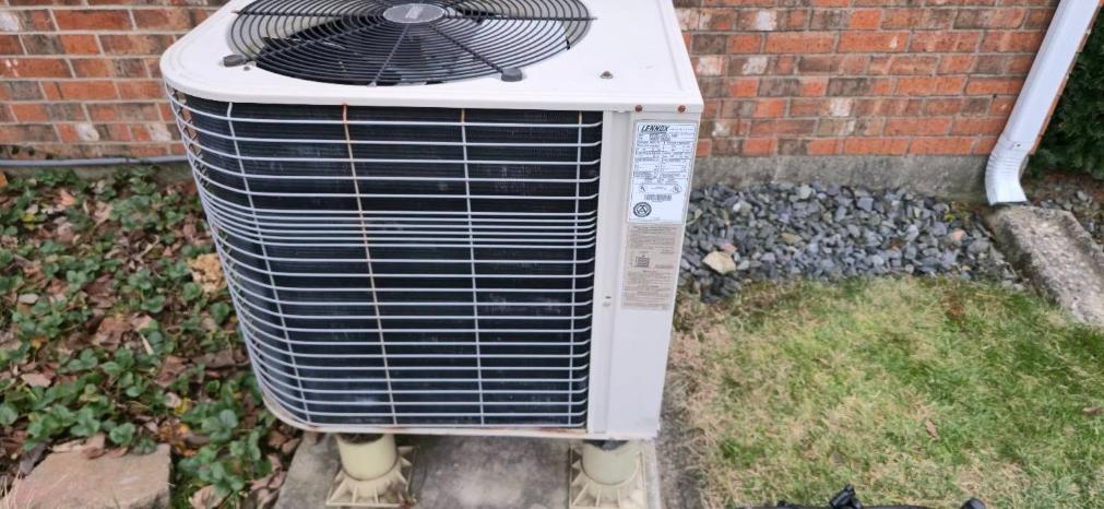 Hvac,services, ,technician,installing,air,conditioner,on,the,wall