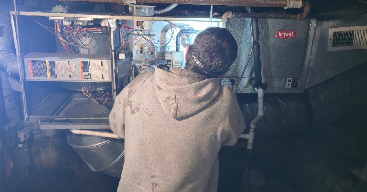 Hvac,services, ,technician,installing,air,conditioner,on,the,wall